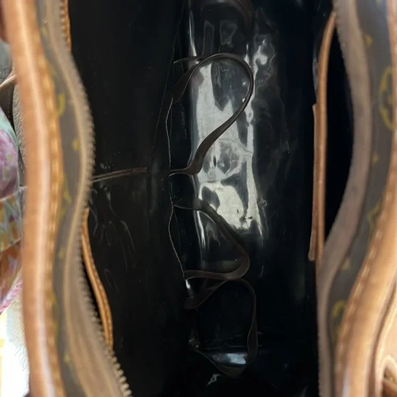 Louis Vuitton Travel Bag. - Picture 10 of 12